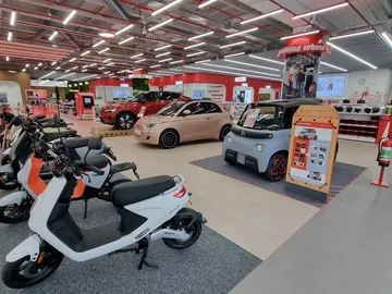 Lo último que puedes comprar en una gran superficie dedicada a la electrónica es...un coche eléctrico Lo último que puedes comprar en una gran superficie dedicada a la electrónica es...un coche eléctrico