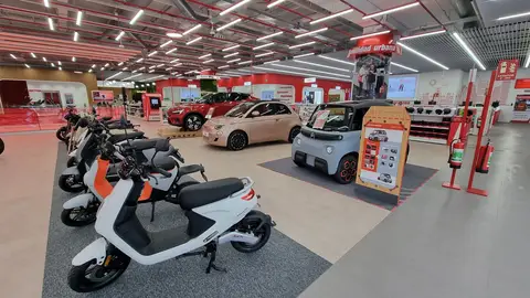Lo último que puedes comprar en una gran superficie dedicada a la electrónica es...un coche eléctrico Lo último que puedes comprar en una gran superficie dedicada a la electrónica es...un coche eléctrico