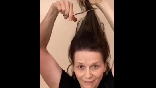 Juliette Binoche, Marion Cotillard... Artistas francesas se cortan el pelo en apoyo a las mujeres iraníes Juliette Binoche, Marion Cotillard... Artistas francesas se cortan el pelo en apoyo a las mujeres iraníes
