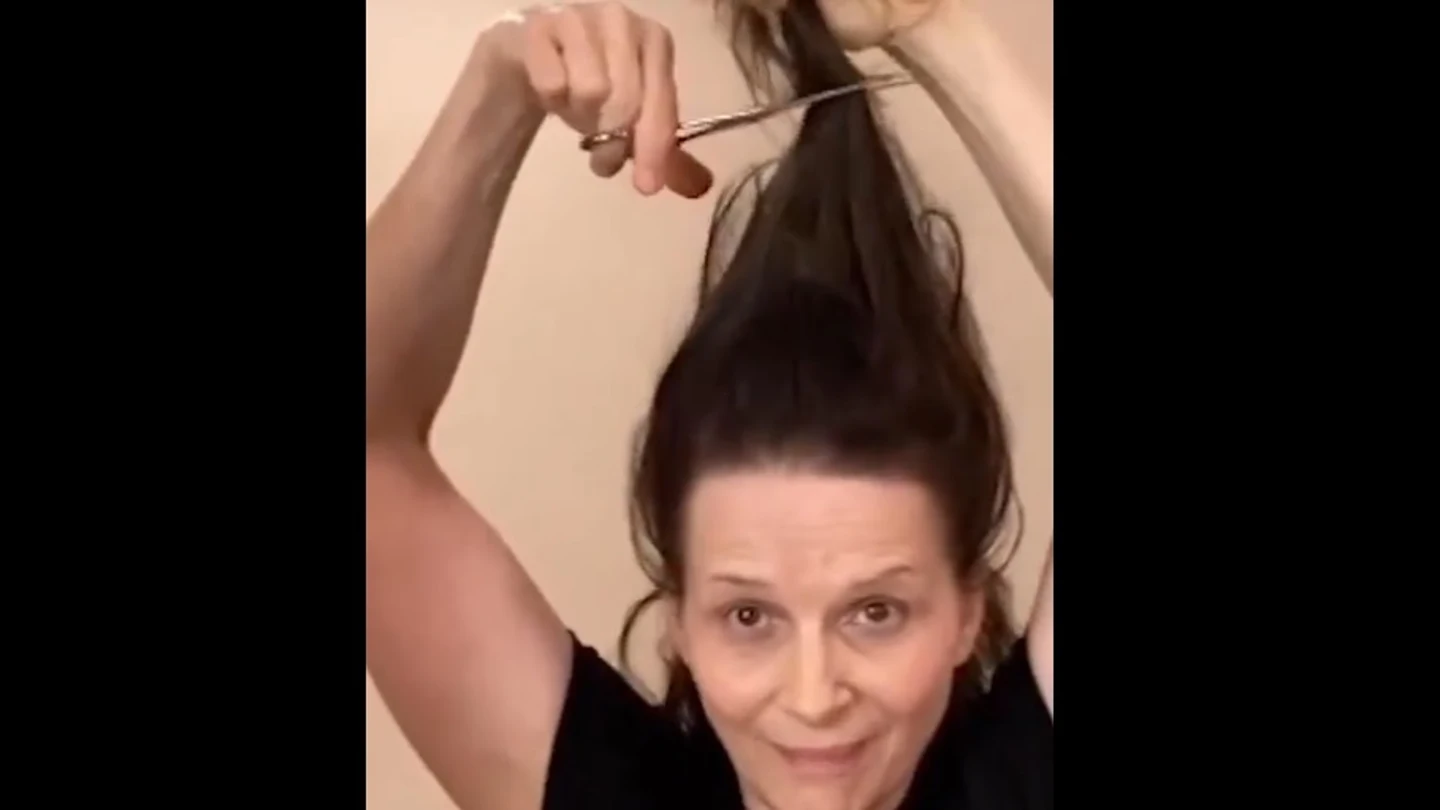 Juliette Binoche, Marion Cotillard... Artistas francesas se cortan el pelo en apoyo a las mujeres iraníes Juliette Binoche, Marion Cotillard... Artistas francesas se cortan el pelo en apoyo a las mujeres iraníes