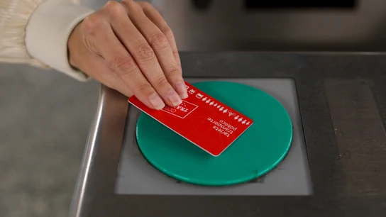 Una persona pasa su título de transporte para acceder a la estación de Sol (Madrid) Una persona pasa su título de transporte para acceder a la estación de Sol (Madrid)