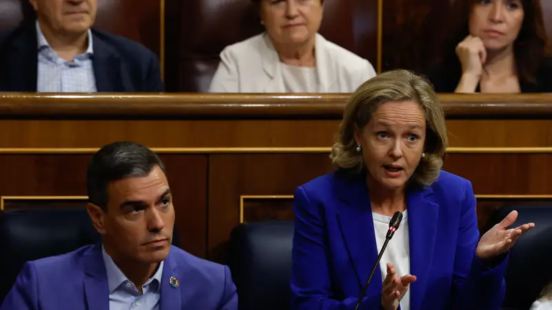 Nadia Calviño interviene en el Congreso ante la mirada de Pedro Sánchez