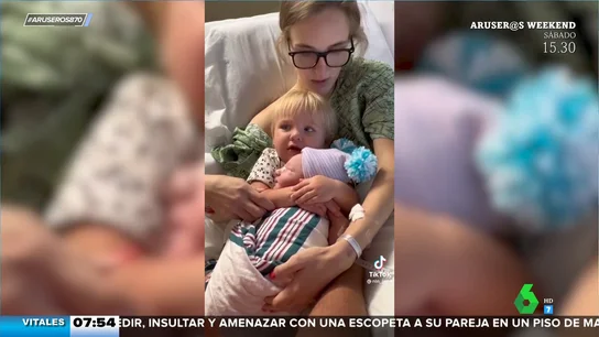 La emotiva reacción de un bebé cuando conoce a su hermano recién nacido La emotiva reacción de un bebé cuando conoce a su hermano recién nacido
