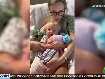 La emotiva reacción de un bebé cuando conoce a su hermano recién nacido