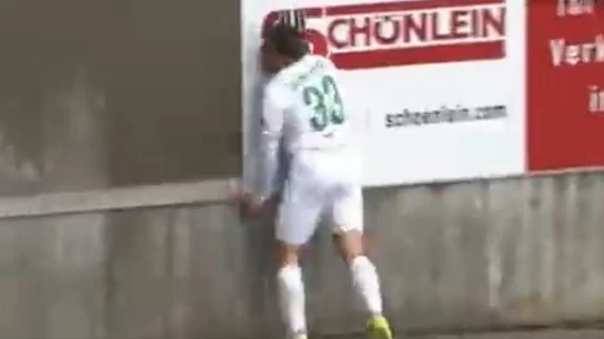 El jugador Denis Japel, chocándose contra un muro en pleno partido El jugador Denis Japel, chocándose contra un muro en pleno partido