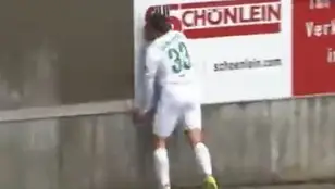 El jugador Denis Japel, chocándose contra un muro en pleno partido