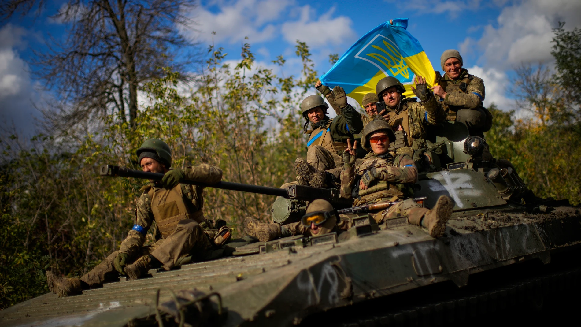 Soldados ucranianos sentados en un vehículo blindado mientras conducen por una carretera entre Izium y Lyman, áreas recientemente recuperadas en Ucrania.