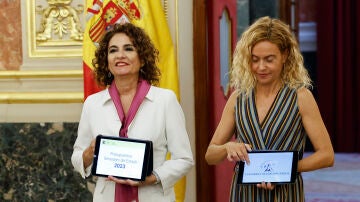 María Jesús Montero entrega los Presupuestos a la presidenta del Congreso, Meritxell Batet