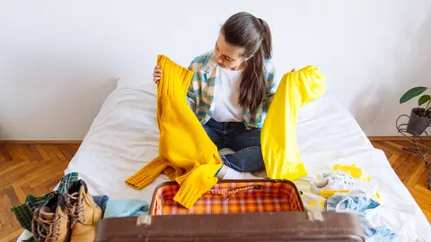 Chica haciendo la maleta Chica haciendo la maleta
