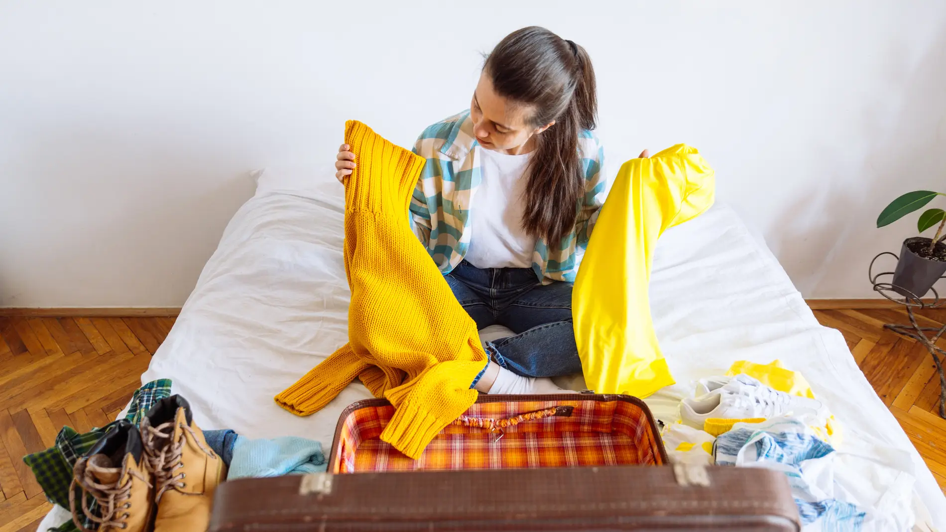 Cómo doblar la ropa para viajar? Tips para acomodarla correctamente en tu  maleta