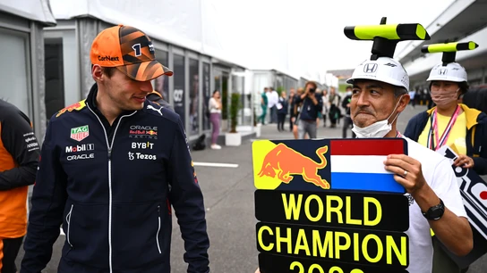 Max Verstappen, junto a un aficionado Max Verstappen, junto a un aficionado