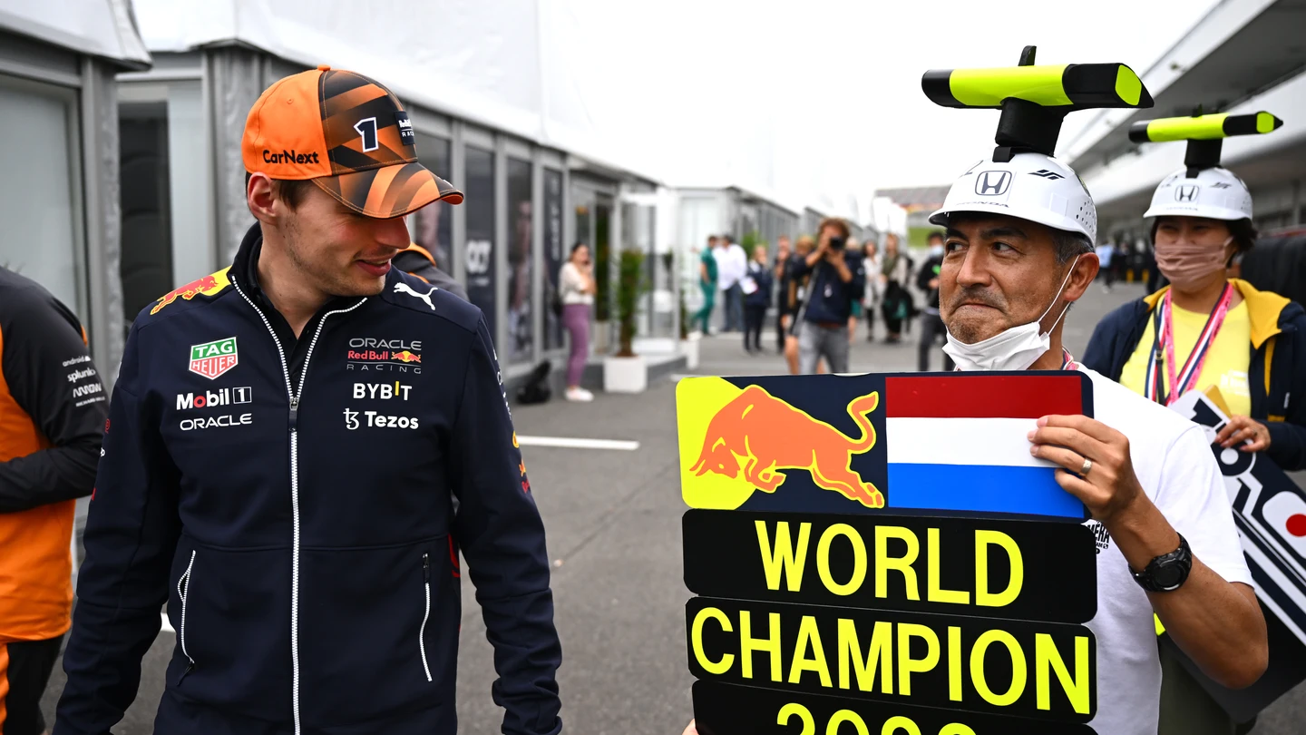Max Verstappen, junto a un aficionado Max Verstappen, junto a un aficionado