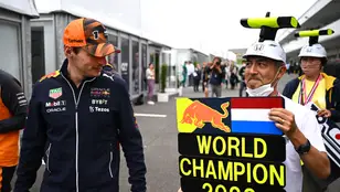 Max Verstappen, junto a un aficionado