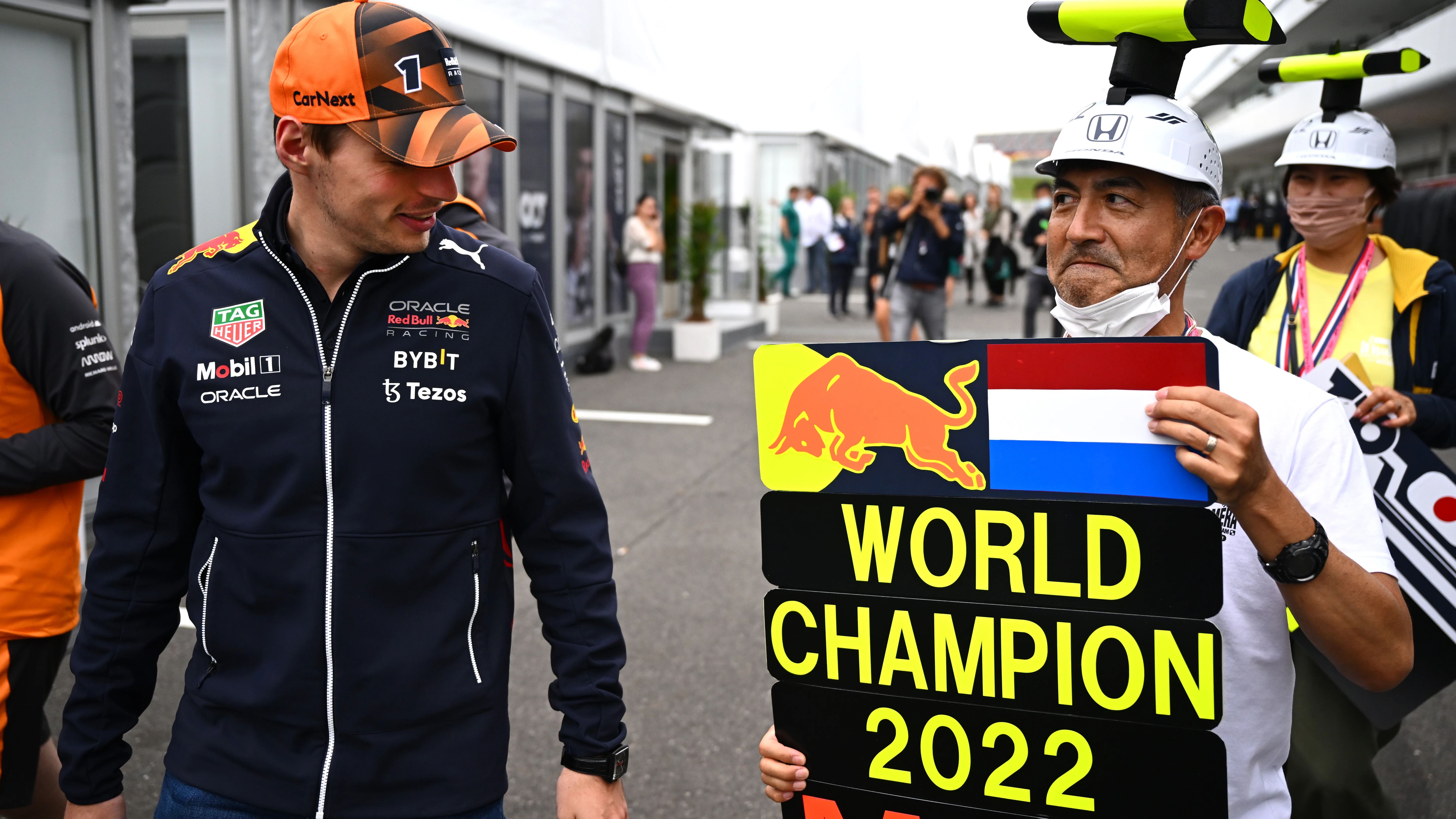 Max Verstappen, junto a un aficionado