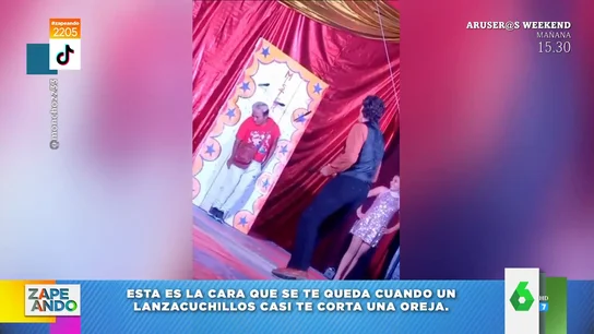 El momento en el que un lanzador de cuchillos casi le corta una oreja al voluntario El momento en el que un lanzador de cuchillos casi le corta una oreja al voluntario