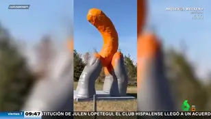 Así es la gigantesca escultura del Cheeto, la única en el mundo que incita a chuparse los dedos