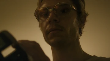 Evan Peters como Jeffrey Dahmer en una escena de 'Dahmer'.