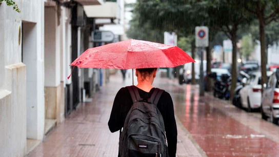 Una mujer pasea con su paraguas bajo la lluvia en una imagen de archivo Una nueva DANA llega a España: tormentas intensas y "explosivas" y calima este fin de semana