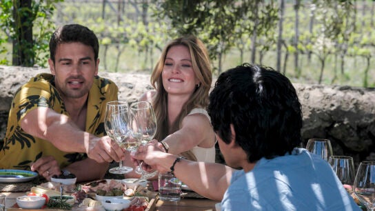 Theo James y Mefhan Fahy brindan por la dolce vita con sus nuevos ricos amigos Will Sharpe (de espaldas) y Abrey Plaza (The White Lotus).