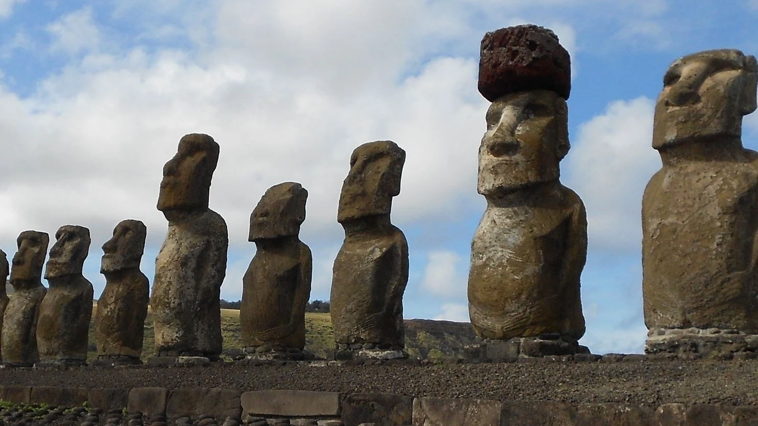 "Tragedia sin precedentes para el patrimonio": un incendio destruye decenas de moáis en la Isla de Pascua