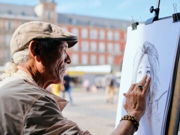 Hombre pintando un retrato en Madrid