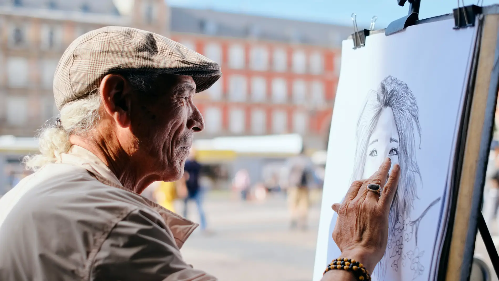 Hombre pintando un retrato en Madrid
