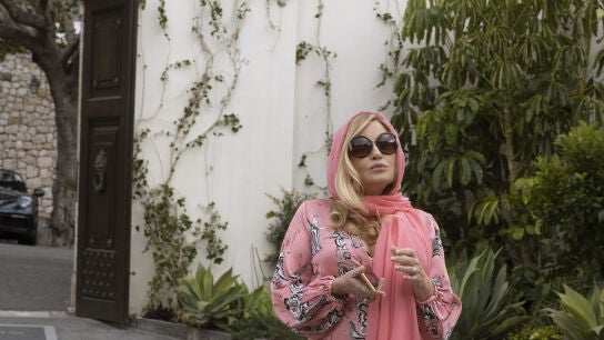 Jennifer Coolidge vuelve a interpretar a la inestable ricachona Tanya McQuoid.