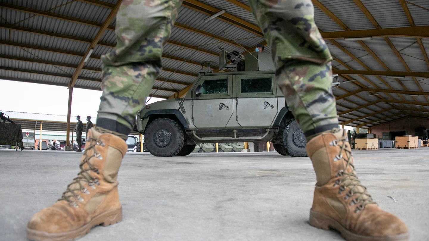Gasto en defensa: un efectivo del Regimiento de Infantería ‘Príncipe’ nº3 en el acuartelamiento Cabo Noval, en Siero, Asturias. Gasto en defensa: un efectivo del Regimiento de Infantería ‘Príncipe’ nº3 en el acuartelamiento Cabo Noval, en Siero, Asturias.