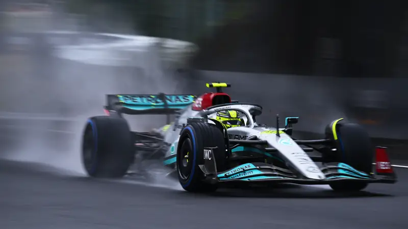 Lewis Hamilton, con el Mercedes en Suzuka