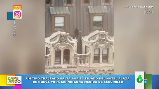 Un hombre por el tejado del Hotel Plaza de Nueva York Un hombre por el tejado del Hotel Plaza de Nueva York