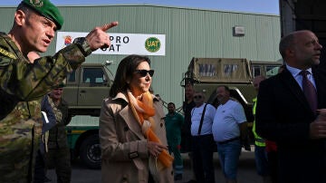 La ministra de Defensa, Margarita Robles, durante su visita el Grupo de Apoyo a la Proyección (GAPRO), desde donde parten los vehículos con material de ayuda para Ucrania.