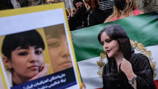 imágenes de una protesta en Estambul contra la muerte de Masha Amini. imágenes de una protesta en Estambul contra la muerte de Masha Amini.