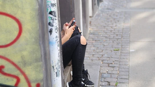 Una adolescente mira su teléfono móvil Una adolescente mira su teléfono móvil