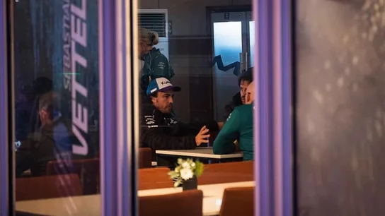 Alonso, en el box de Aston Martin Alonso, en el box de Aston Martin