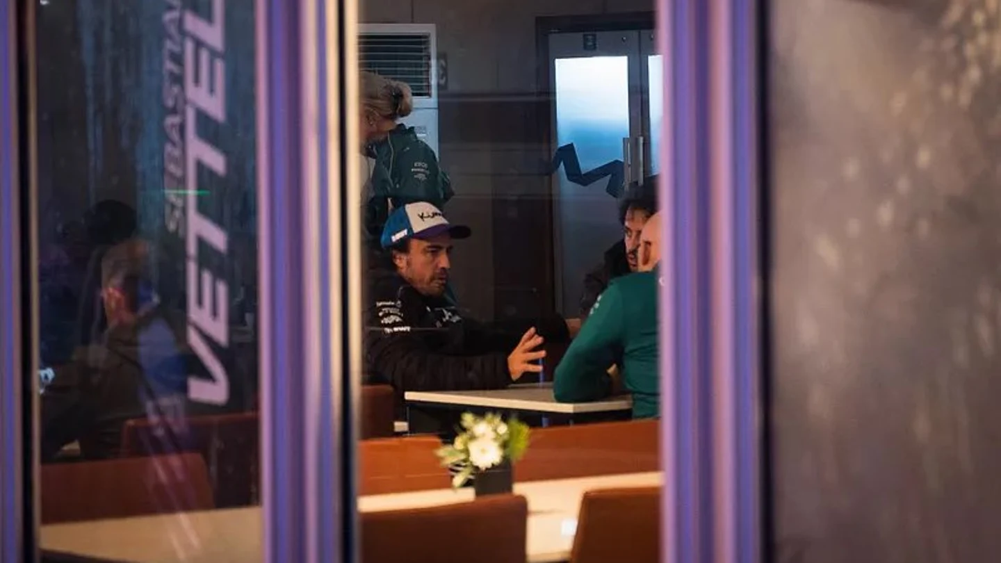 Alonso, en el box de Aston Martin Alonso, en el box de Aston Martin