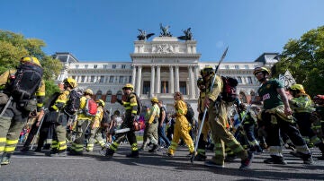Más de 1.000 bomberos de toda España salen a la calle en Madrid para defender sus derechos y exigir una mejor gestión