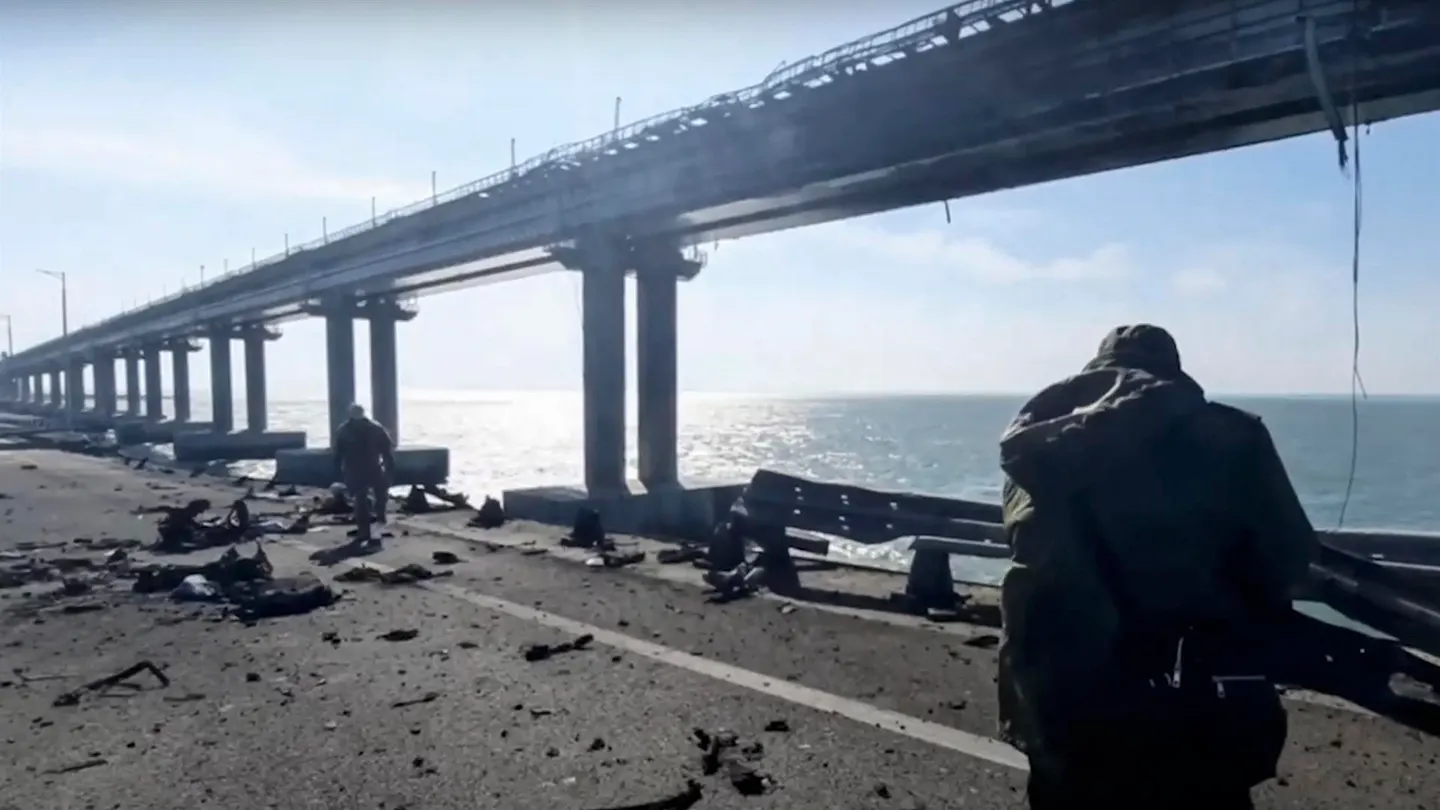 El puente de Kerch, un símbolo para Putin: "Su explosión podría abocar a una respuesta brutal" El puente de Kerch, un símbolo para Putin: "Su explosión podría abocar a una respuesta brutal"