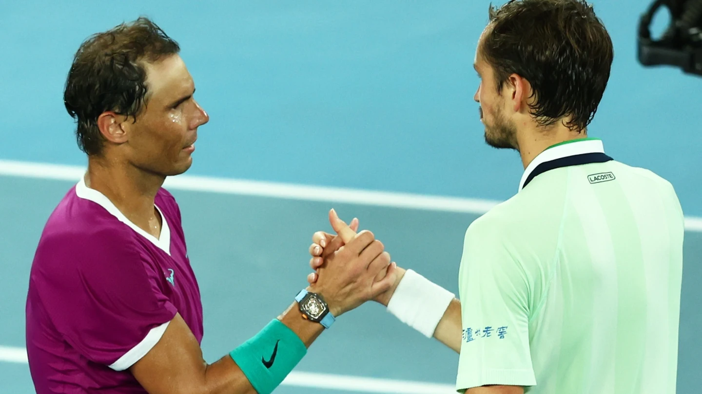 Nadal saluda a Medvedev Nadal saluda a Medvedev