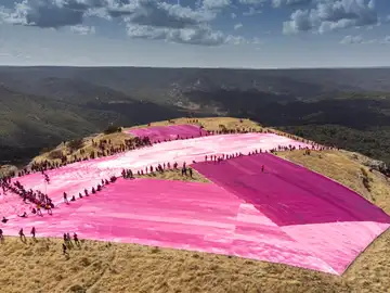 Las Tetas de Viana acogen el lazo más grande del mundo contra cáncer de mama
