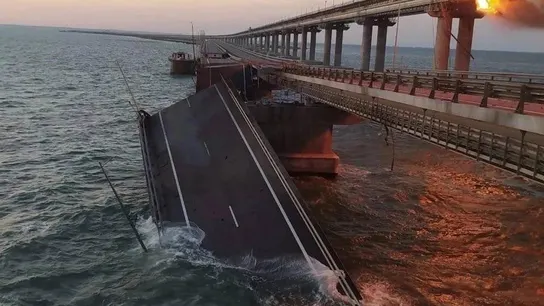 Una gran explosión de varios tanques de combustible daña el puente de Kerch que enlaza Rusia con Crimea Una gran explosión de varios tanques de combustible daña el puente de Kerch que enlaza Rusia con Crimea