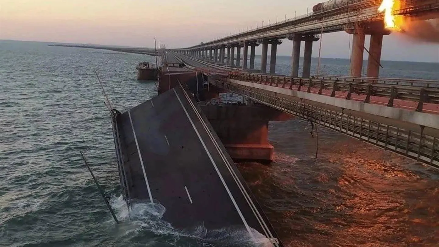 Una gran explosión de varios tanques de combustible daña el puente de Kerch que enlaza Rusia con Crimea