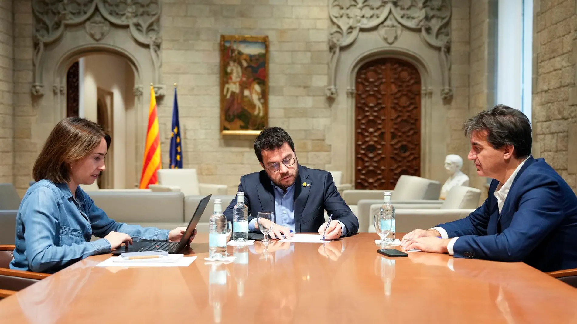 El presidente de la Generalitat, Pere Aragonés, reunido con su equipo en la Generalitat donde se ultima la remodelación de su gobierno tras la salida de los consellers de JxCat. EFE/Alejandro García