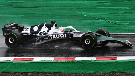 Pierre Gasly, con una pancarta publicitaria en su alerón delantero Pierre Gasly, con una pancarta publicitaria en su alerón delantero