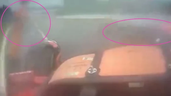 Gasly pasa rozando a un comisario en Japón Gasly pasa rozando a un comisario en Japón