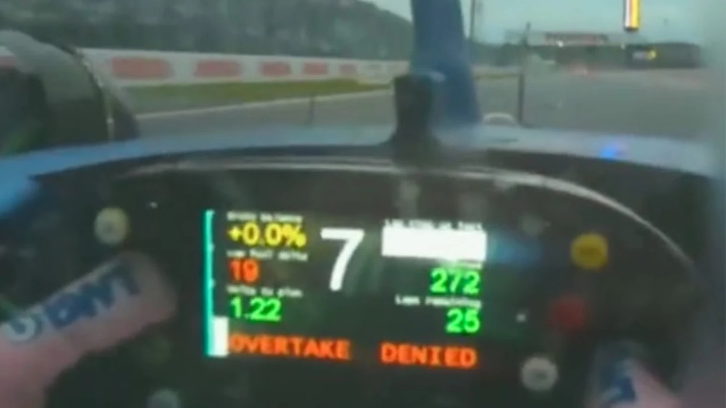 El mensaje en el volante de Fernando Alonso El mensaje en el volante de Fernando Alonso
