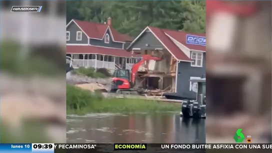 Destroza con una excavadora la casa de su jefe tras haber sido despedido Destroza con una excavadora la casa de su jefe tras haber sido despedido
