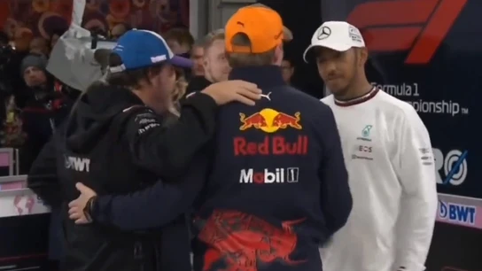 Fernando Alonso y Lewis Hamilton felicitan a Max Verstappen Fernando Alonso y Lewis Hamilton felicitan a Max Verstappen
