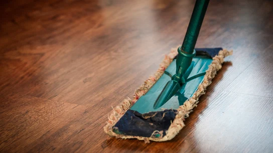 Cómo eliminar las manchas de la madera Cómo eliminar las manchas de la madera