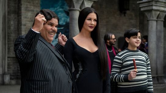 Luis Guzmán es Gomez Addams, Catherine Zeta-Jones es Morticia Addams e Issac Ordonez es Pugsley Addams.