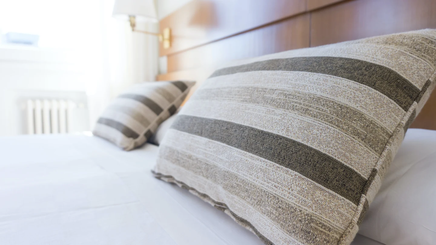 Cómo eliminar las manchas amarillentas de colchones y almohadas Cómo eliminar las manchas amarillentas de colchones y almohadas